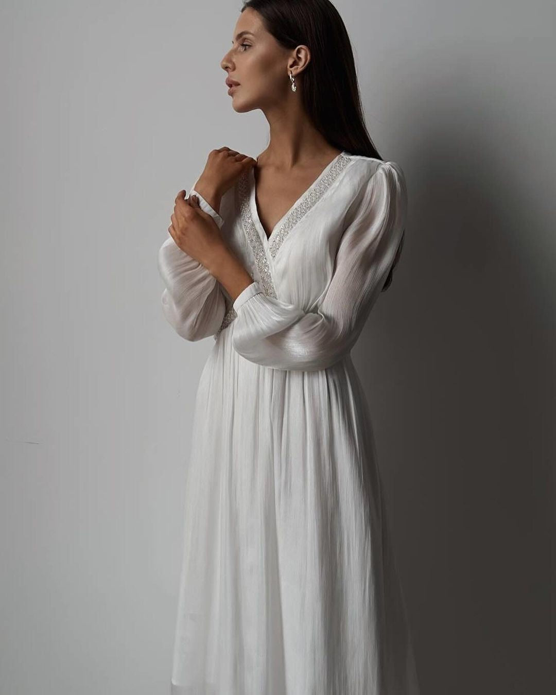 Delicate midi dress with voluminous long sleeves